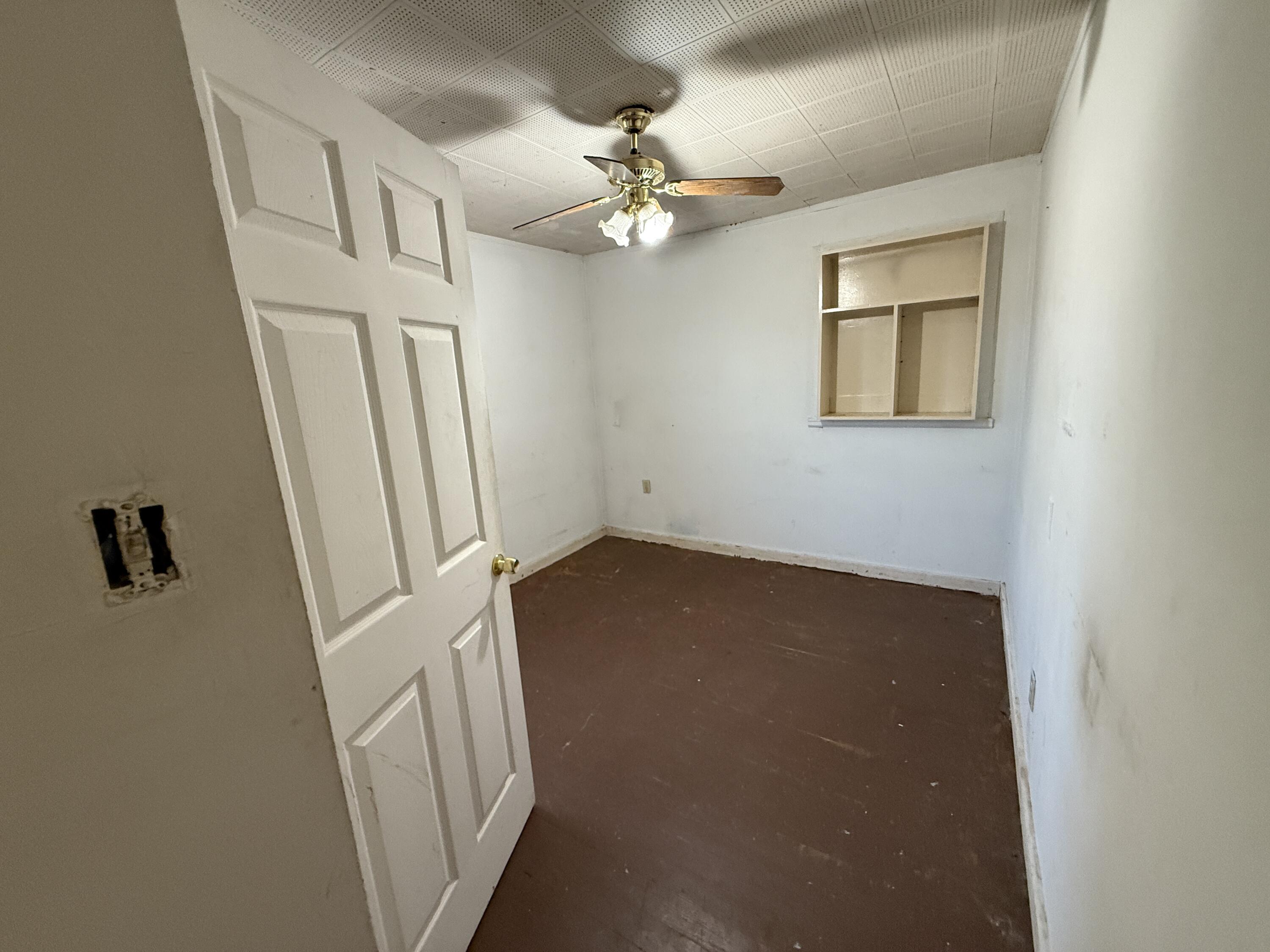 7212 Wood Haven Road Roanoke, VA 24019 - Photo 18 of 39 an empty room with windows and fan