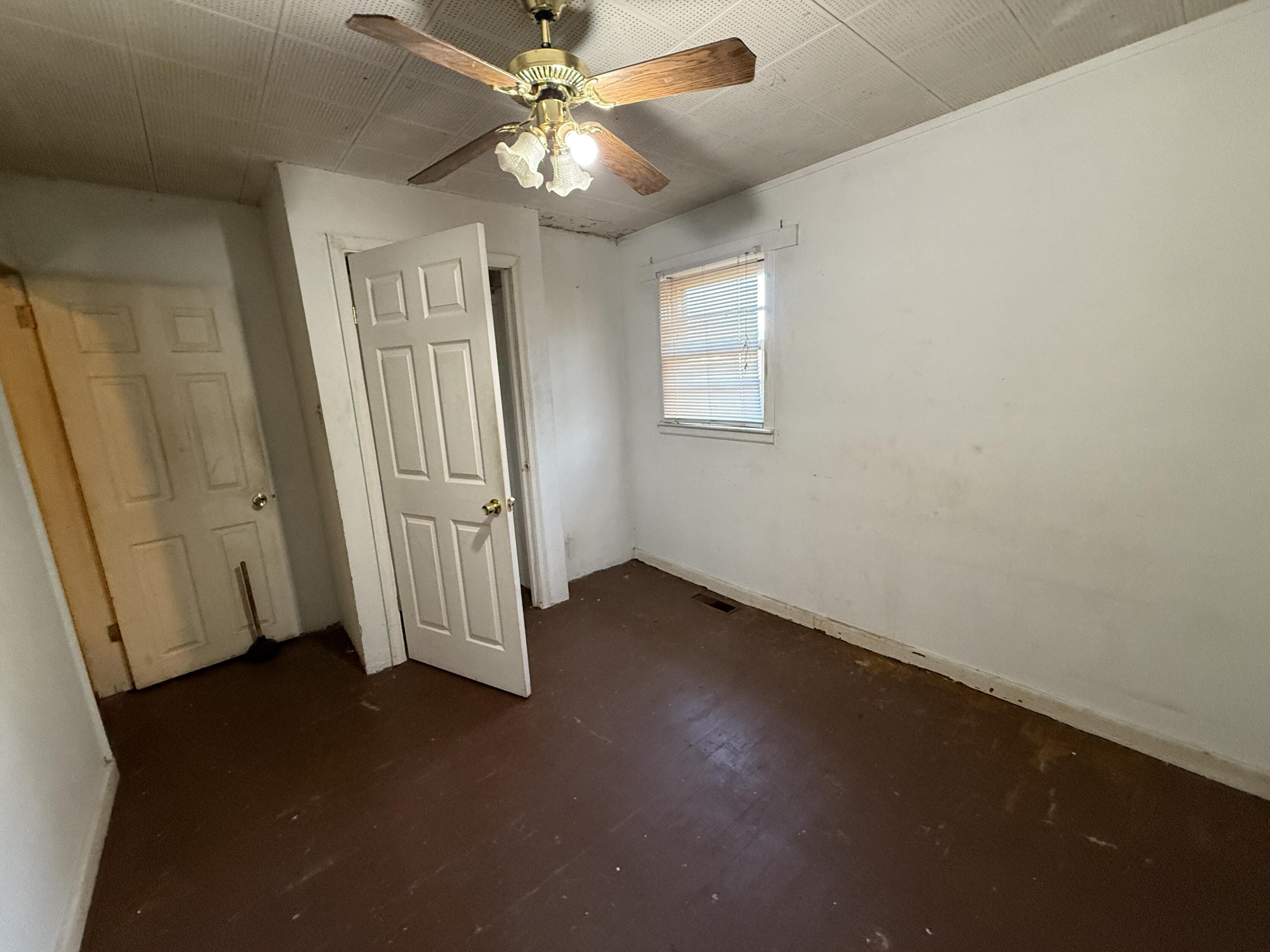 7212 Wood Haven Road Roanoke, VA 24019 - Photo 19 of 39 an empty room with a window