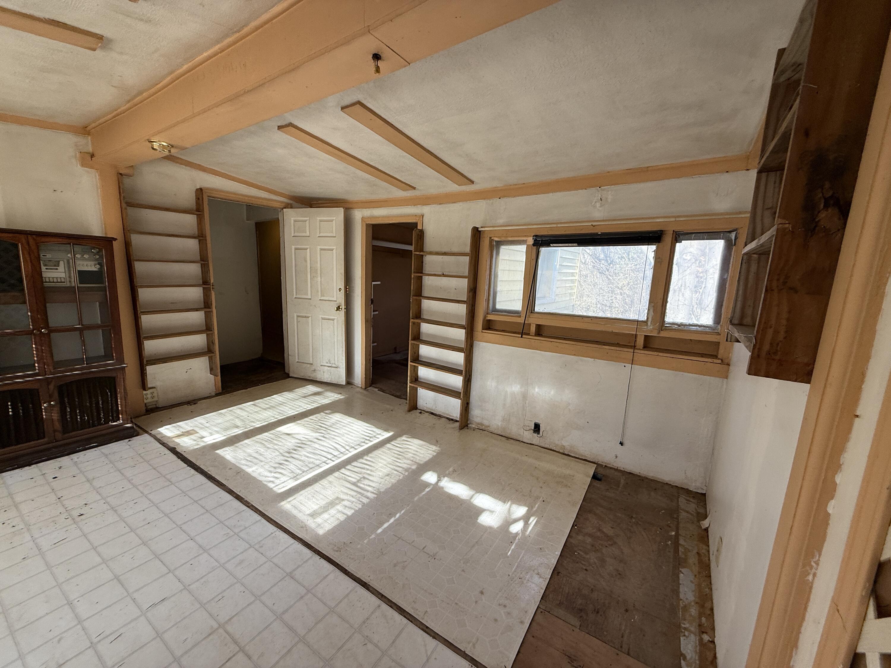 7212 Wood Haven Road Roanoke, VA 24019 - Photo 24 of 39 an empty room with closet