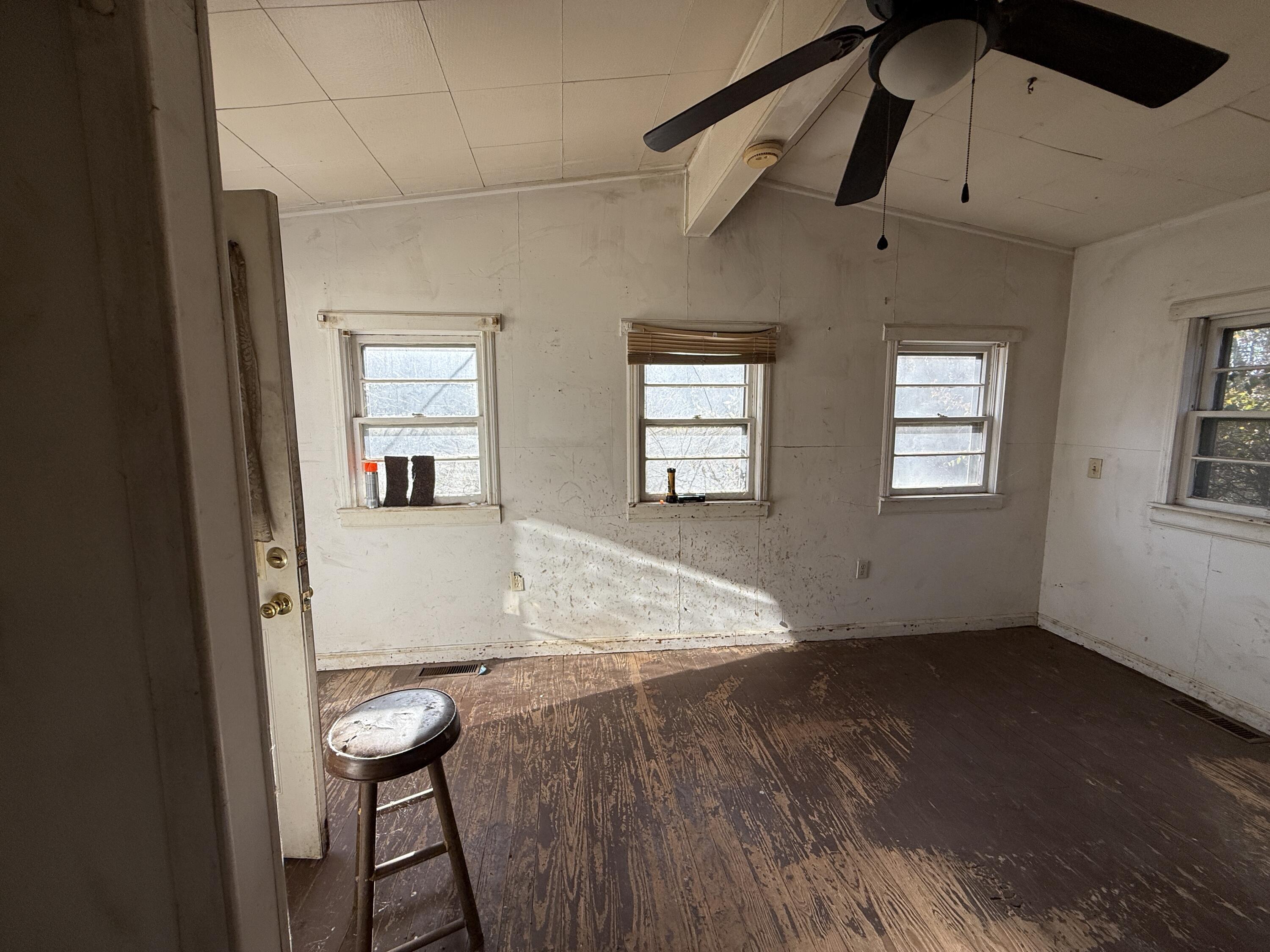 7212 Wood Haven Road Roanoke, VA 24019 - Photo 32 of 39 a view of livingroom and hardwood