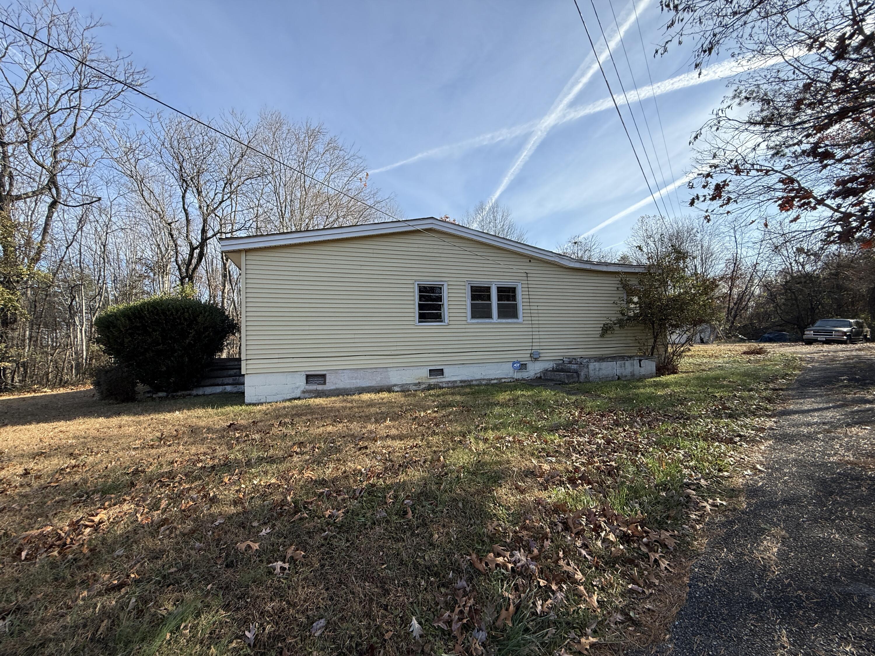 7212 Wood Haven Road Roanoke, VA 24019 - Photo 8 of 39 a backyard of a house