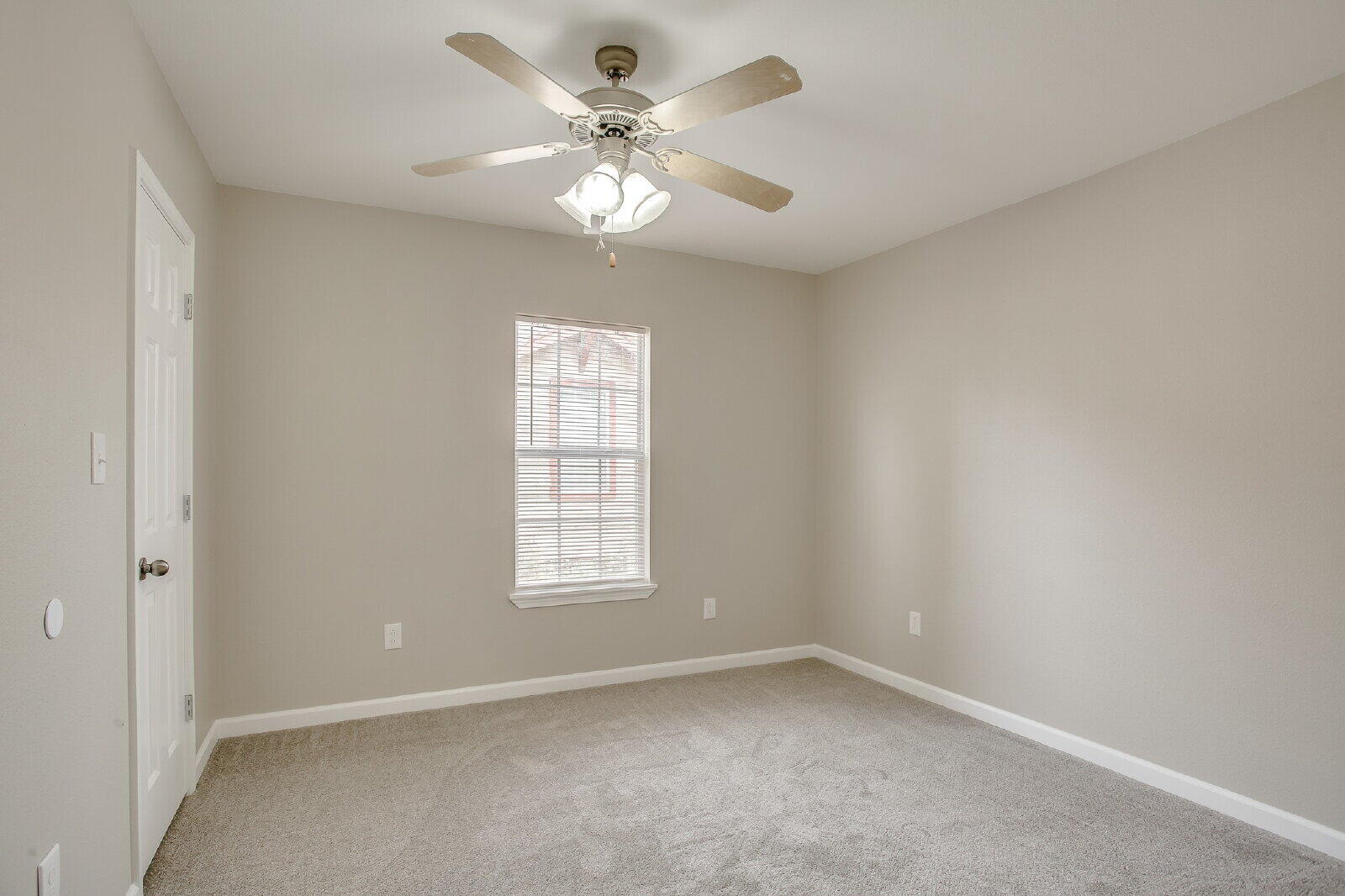 1909 16th Street, Unit FRONT Lubbock, TX 79401 - Photo 8 of 13 an empty room with a window