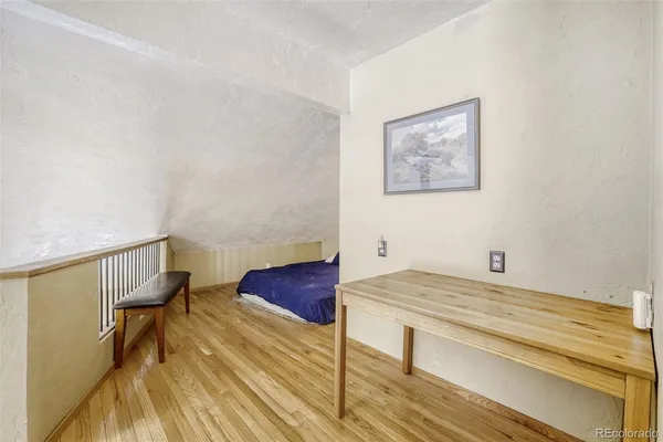 a view of livingroom with furniture