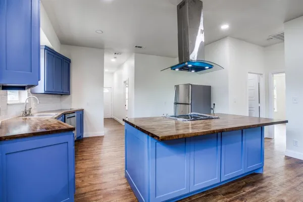 $2,300 | 3423 South Harwood Street, Dallas, TX 75215