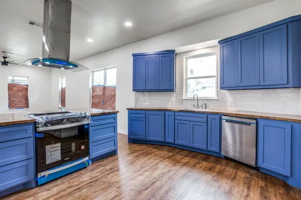 $2,300 | 3423 South Harwood Street, Dallas, TX 75215