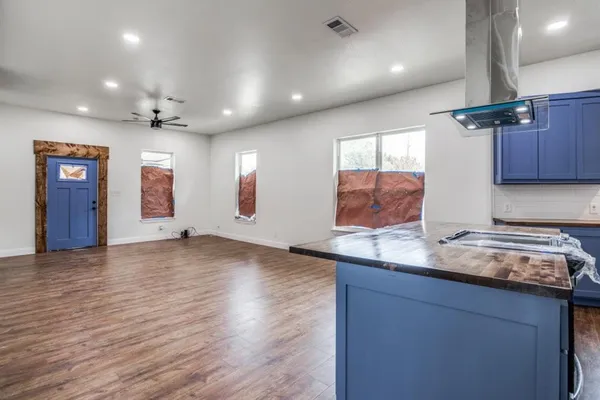 $2,300 | 3423 South Harwood Street, Dallas, TX 75215