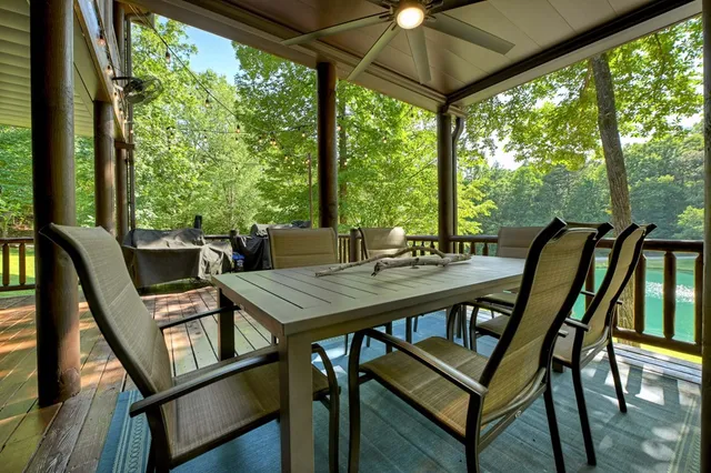 a view of a house with yard and plants