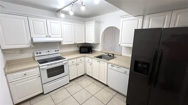 $1,700 | 711 North Pine Island Road, Unit 211, Plantation, FL 33324