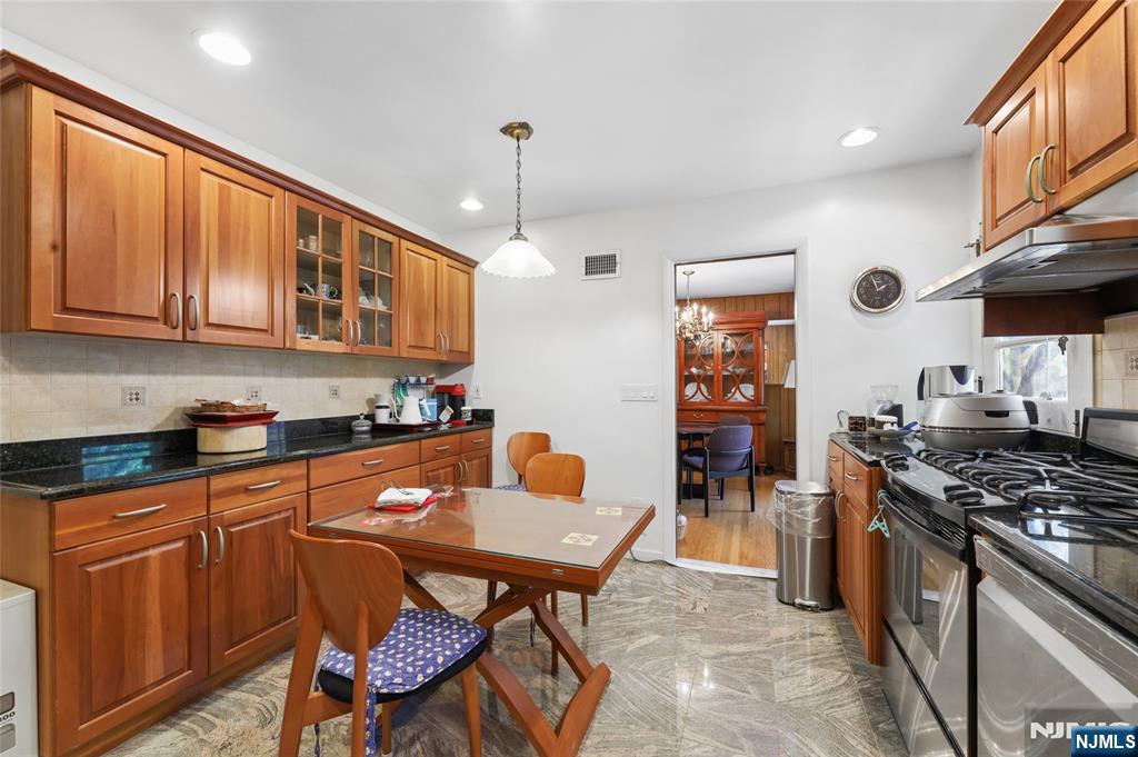 12 Beverly Road Englewood Cliffs, NJ 07632 - Photo 6 of 36