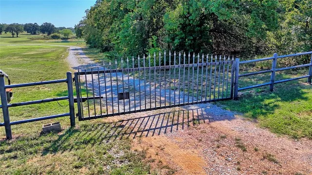 $400,000 | 901 Pigg Road, Bowie, TX 76230