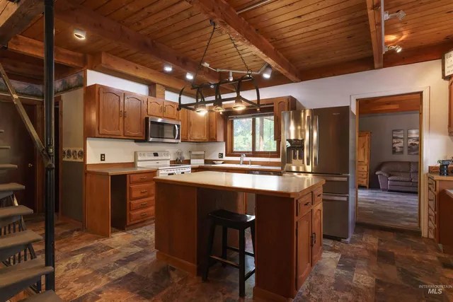 $649,999 | 22 Deer Trail, Garden Valley, ID 83622