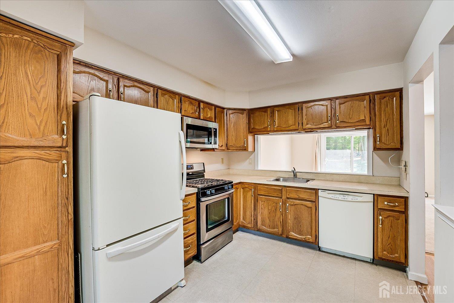 1801 Timber Oaks Road Edison, NJ 08820 - Photo 13 of 26