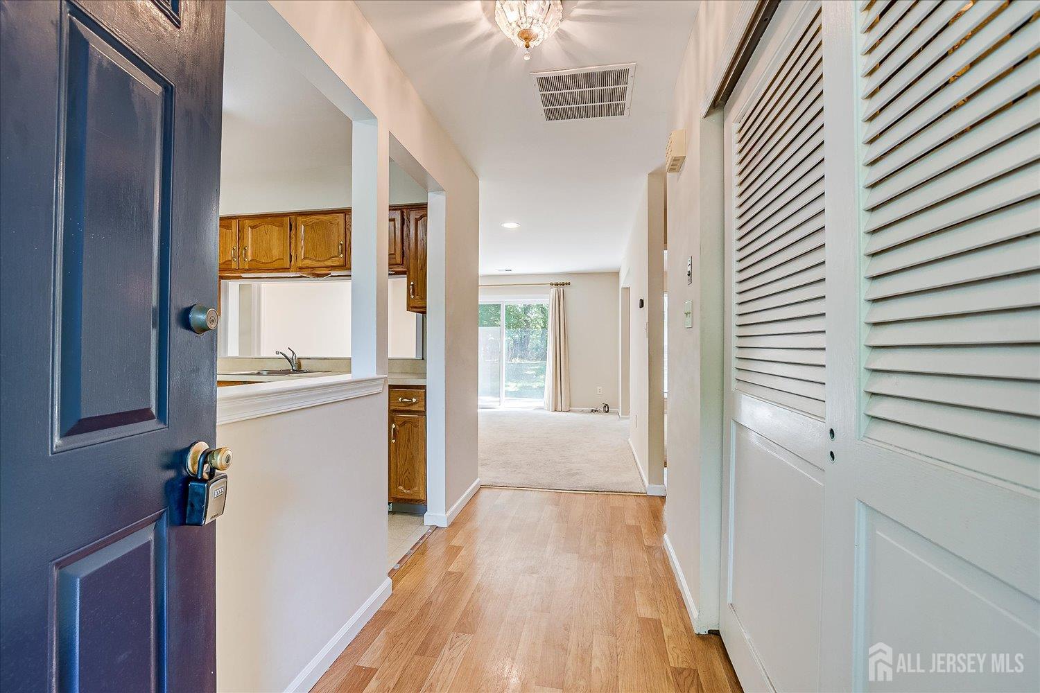 1801 Timber Oaks Road Edison, NJ 08820 - Photo 4 of 26