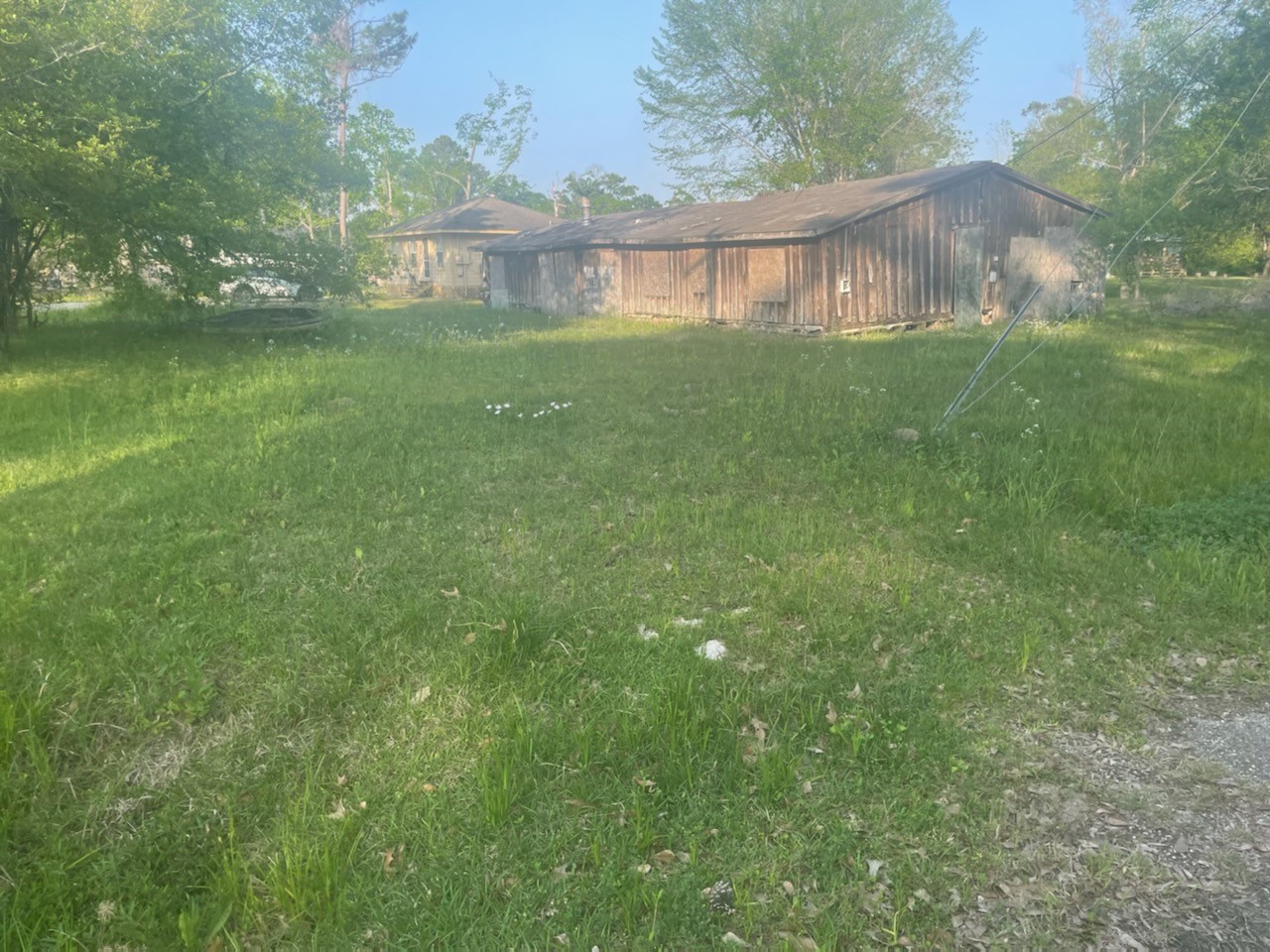 a view of a yard in front of a house