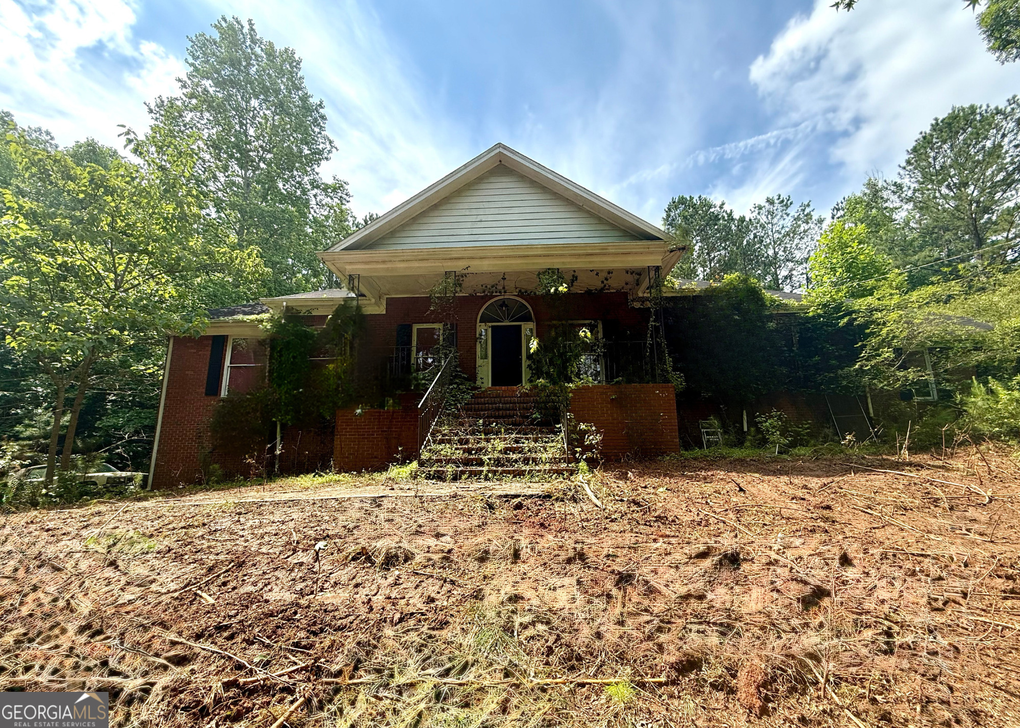 a view of a house with a yard