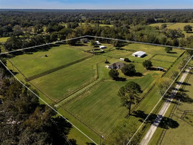 an aerial view of a tennis ground