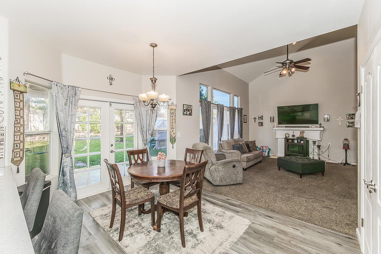 2631 Rall Avenue Clovis, CA 93611 - Photo 12 of 41 Breakfast dining looking into Family room