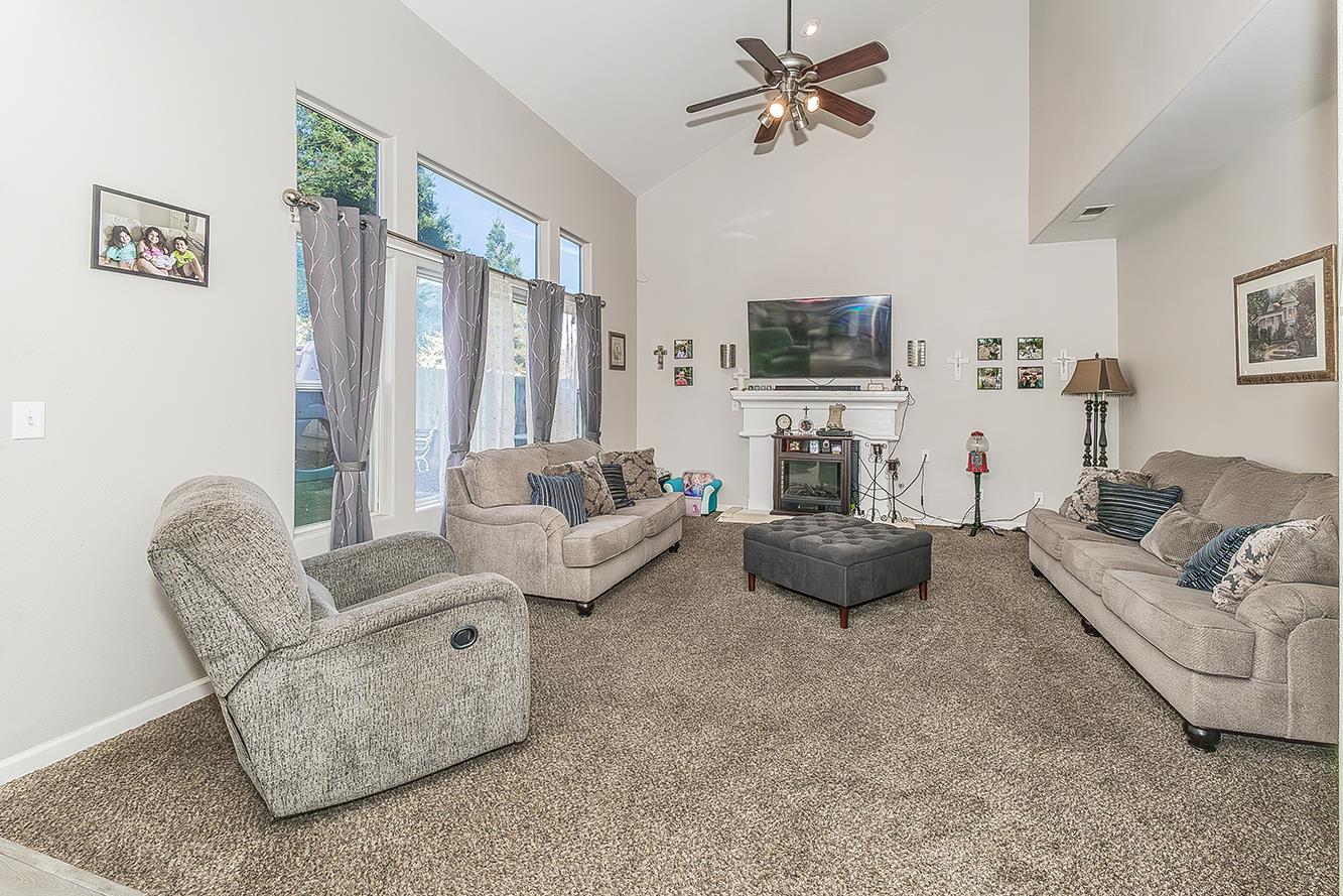 2631 Rall Avenue Clovis, CA 93611 - Photo 13 of 41 Family room with vaulted ceilings