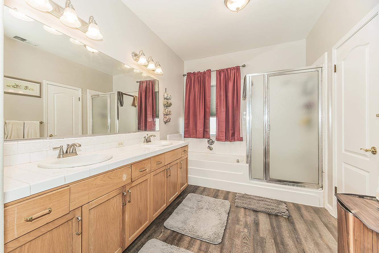 2631 Rall Avenue Clovis, CA 93611 - Photo 25 of 41 Primary bathroom