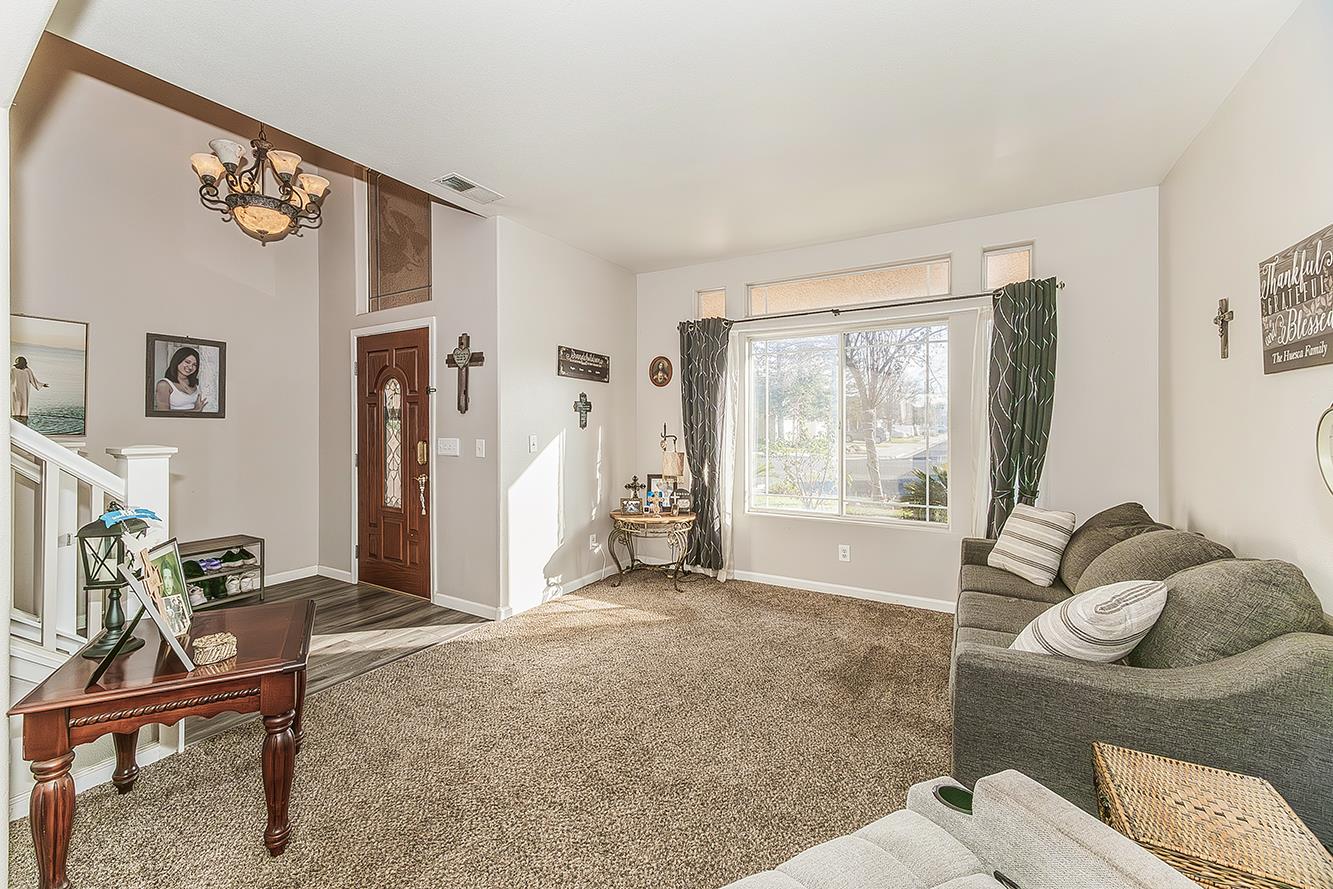 2631 Rall Avenue Clovis, CA 93611 - Photo 5 of 41 Living room