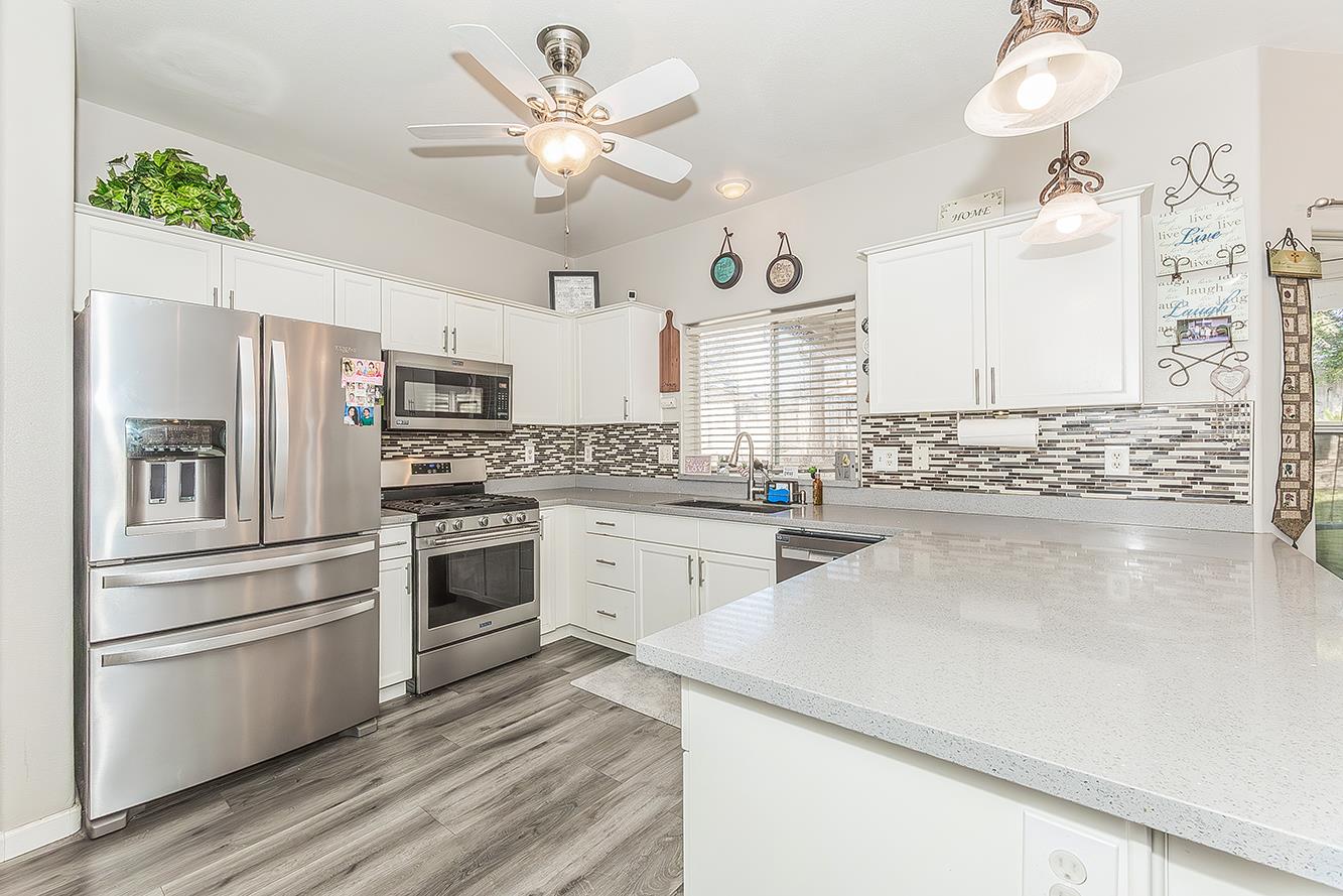 2631 Rall Avenue Clovis, CA 93611 - Photo 10 of 41 Quartz countertops-stainless steel appliances-LVP flooring