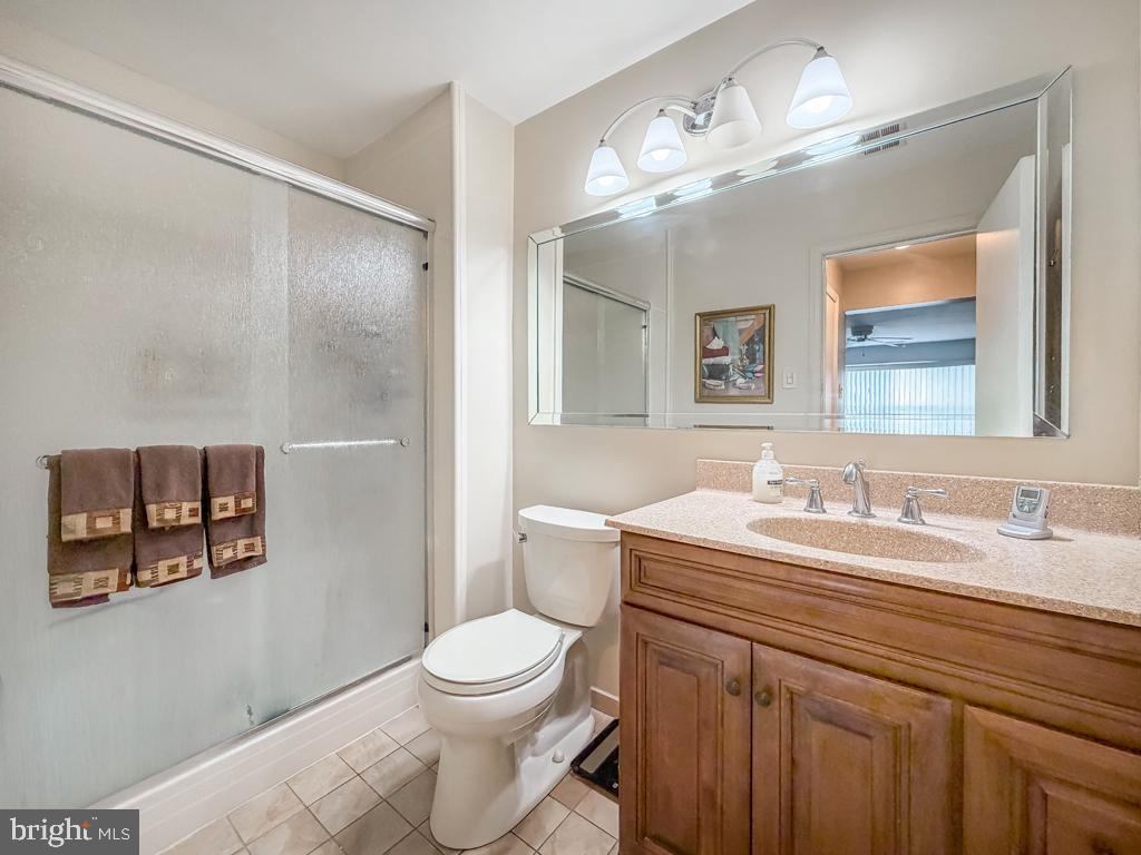 72105 Delaire Landing Road Philadelphia, PA 19114 - Photo 14 of 34 Main ensuite bath