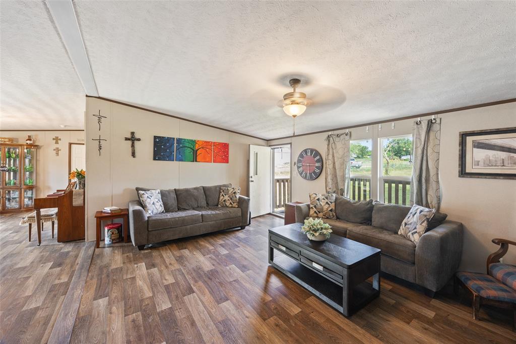 514 Blue Sky Court Springtown, TX 76082 - Photo 10 of 40