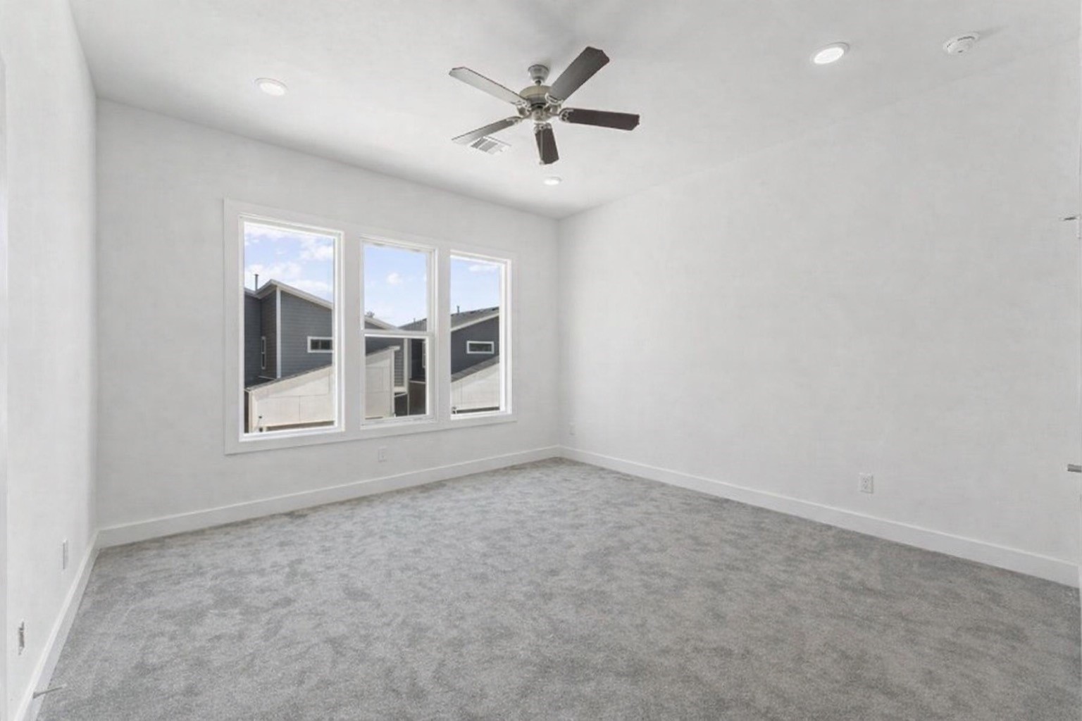 9609 Habitat Street Houston, TX 77075 - Photo 14 of 19 an empty room with windows and fan
