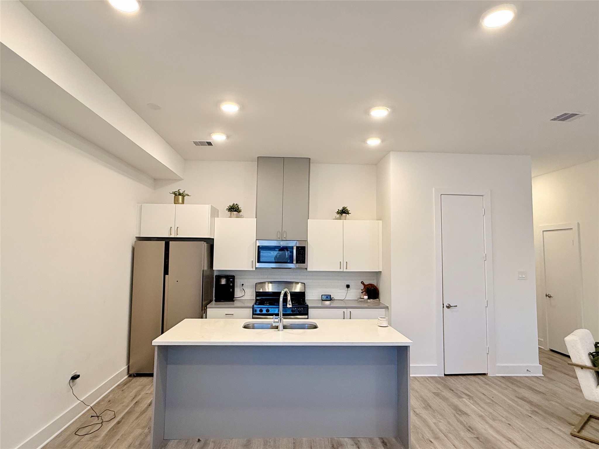 9609 Habitat Street Houston, TX 77075 - Photo 5 of 19 a large kitchen with kitchen island a white counter top space stainless steel appliances and cabinets