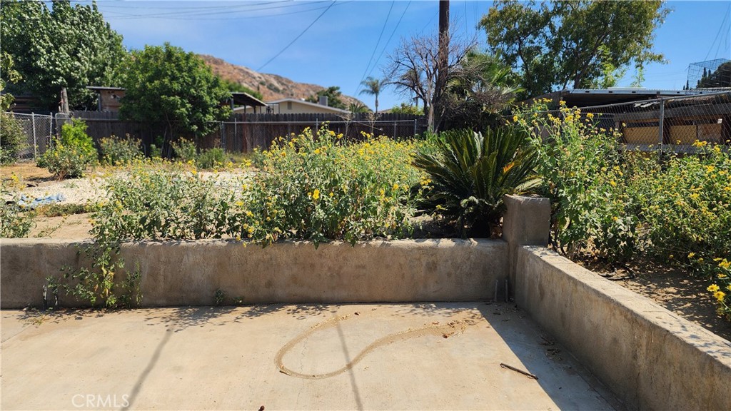 18133 10th Street Bloomington, CA 92316 - Photo 14 of 15 a view of outdoor space and yard