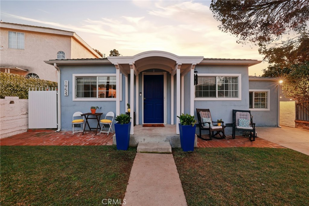 a view of a house with backyard and porch