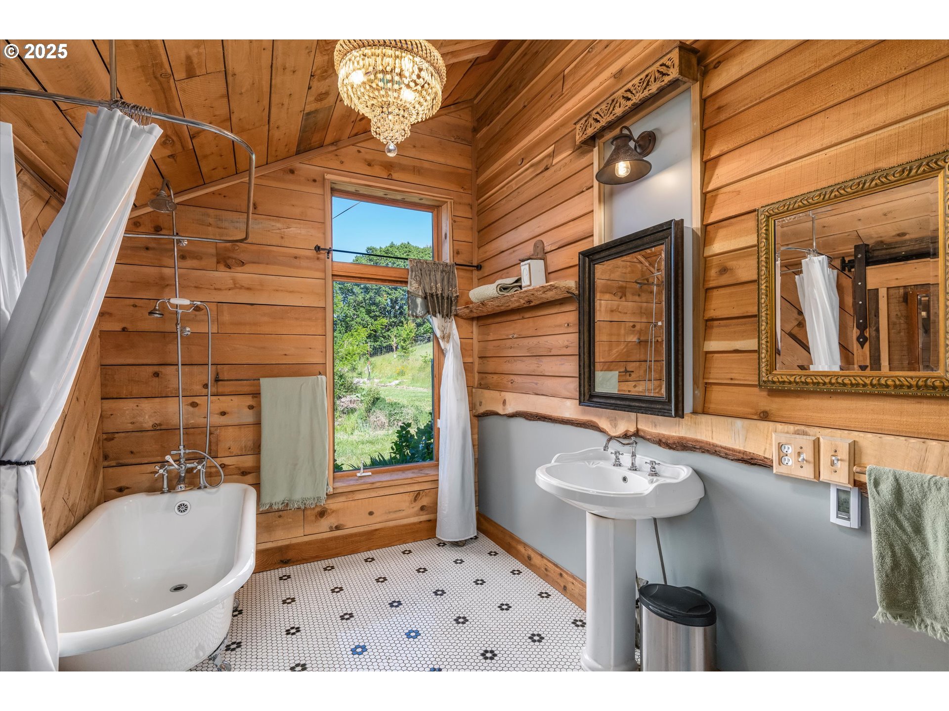 1172 Old Town Loop Road Oakland, OR 97462 - Photo 18 of 48 Bathroom, Attached
