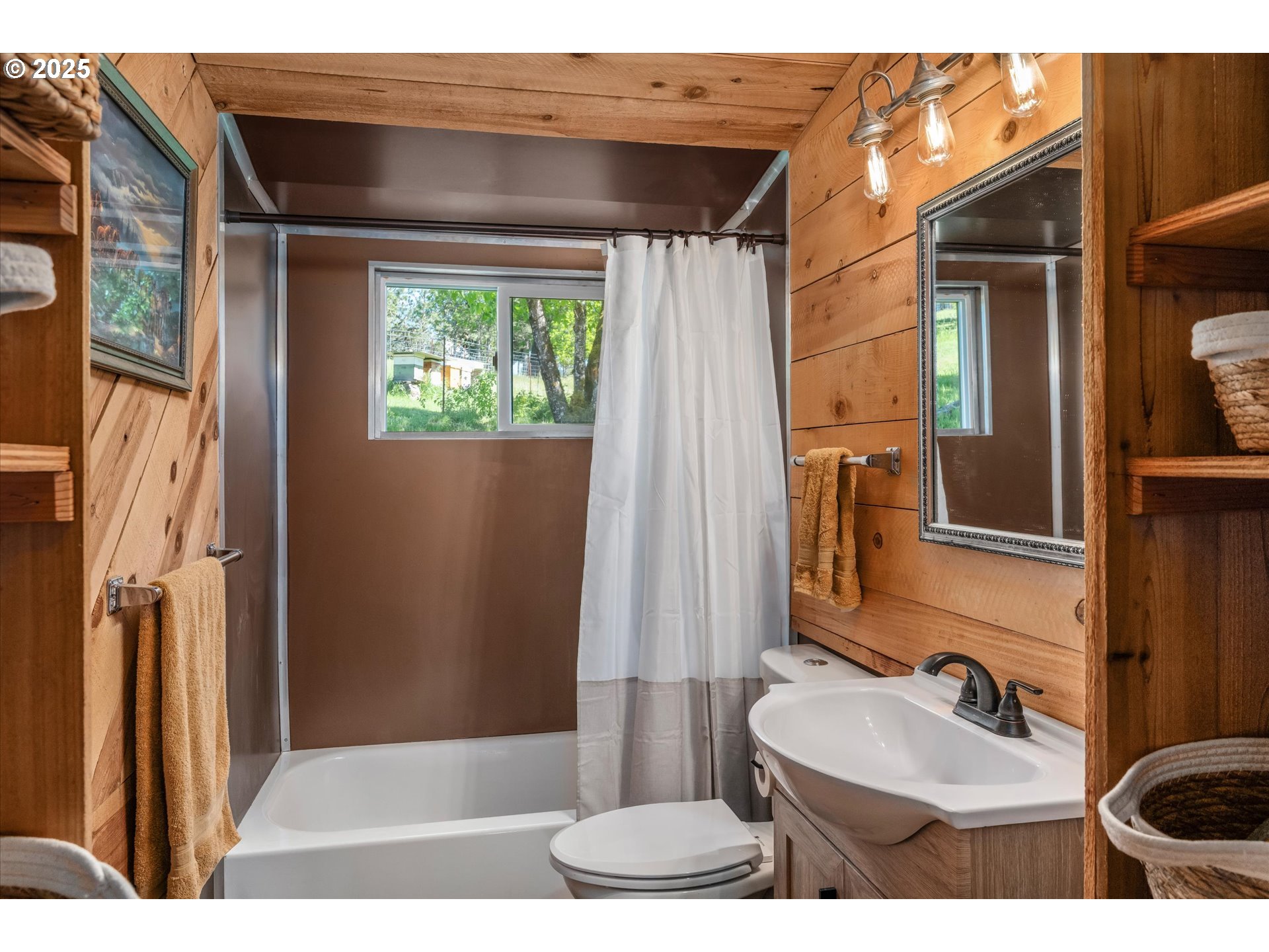 1172 Old Town Loop Road Oakland, OR 97462 - Photo 20 of 48 Bathroom