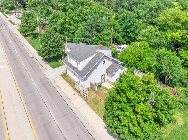a view of a house with a yard