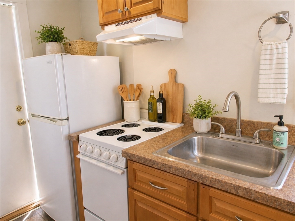 5 Abbott Street, Unit 2 Wellesley, MA 02482 - Photo 4 of 9