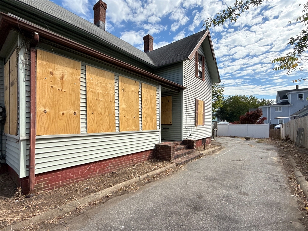 12 Howard Street Lynn, MA 01902 - Photo 4 of 20