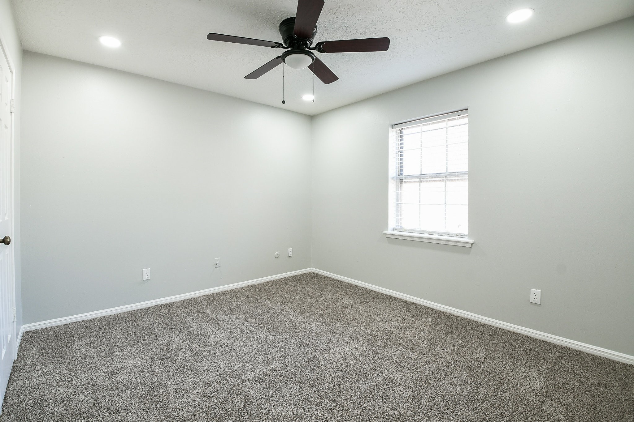 1007 Maranon Lane Houston, TX 77090 - Photo 28 of 36 an empty room with a ceiling fan and window