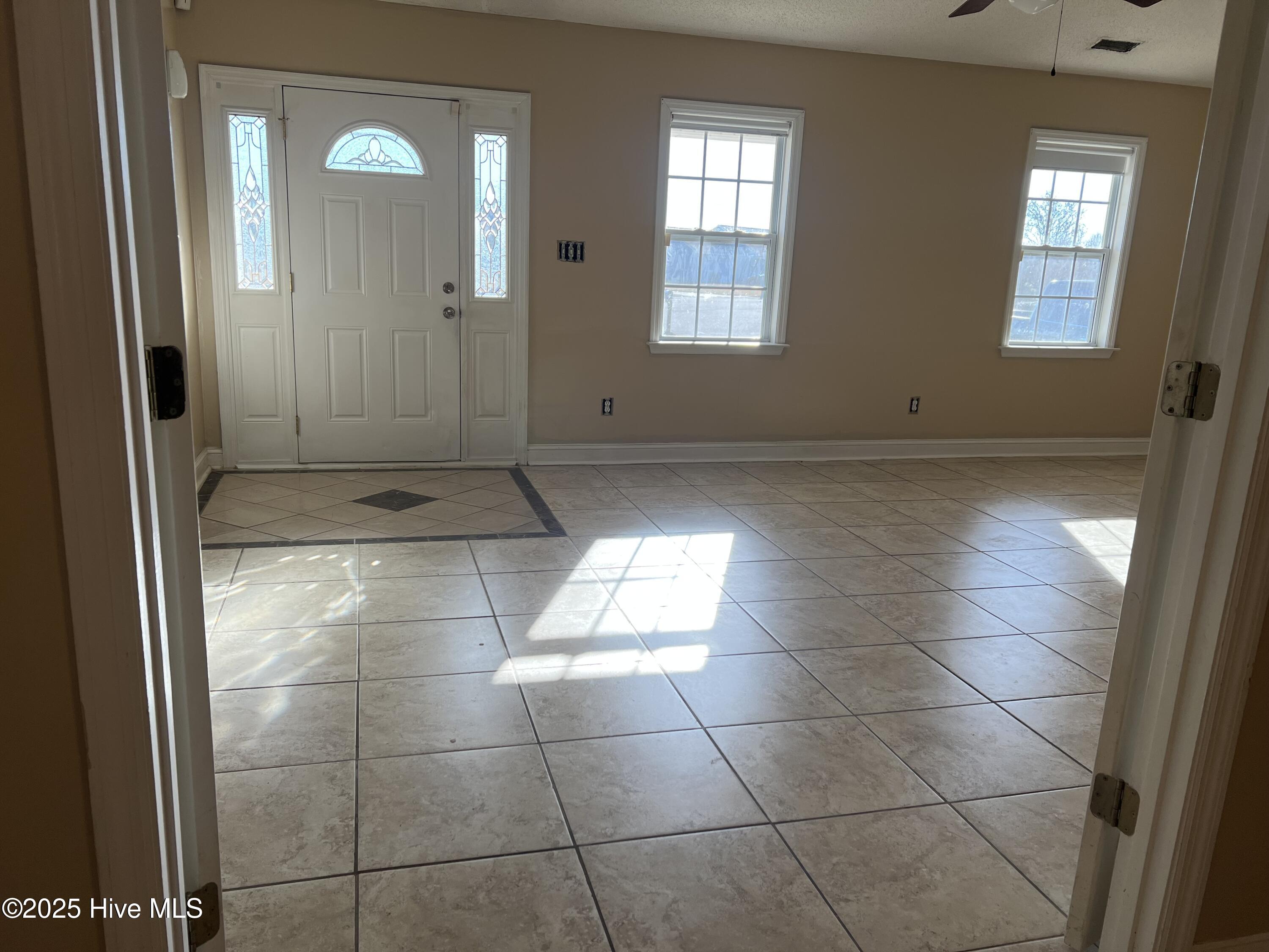 135 Annie Road Richlands, NC 28574 - Photo 8 of 21 135 Annie Living Room