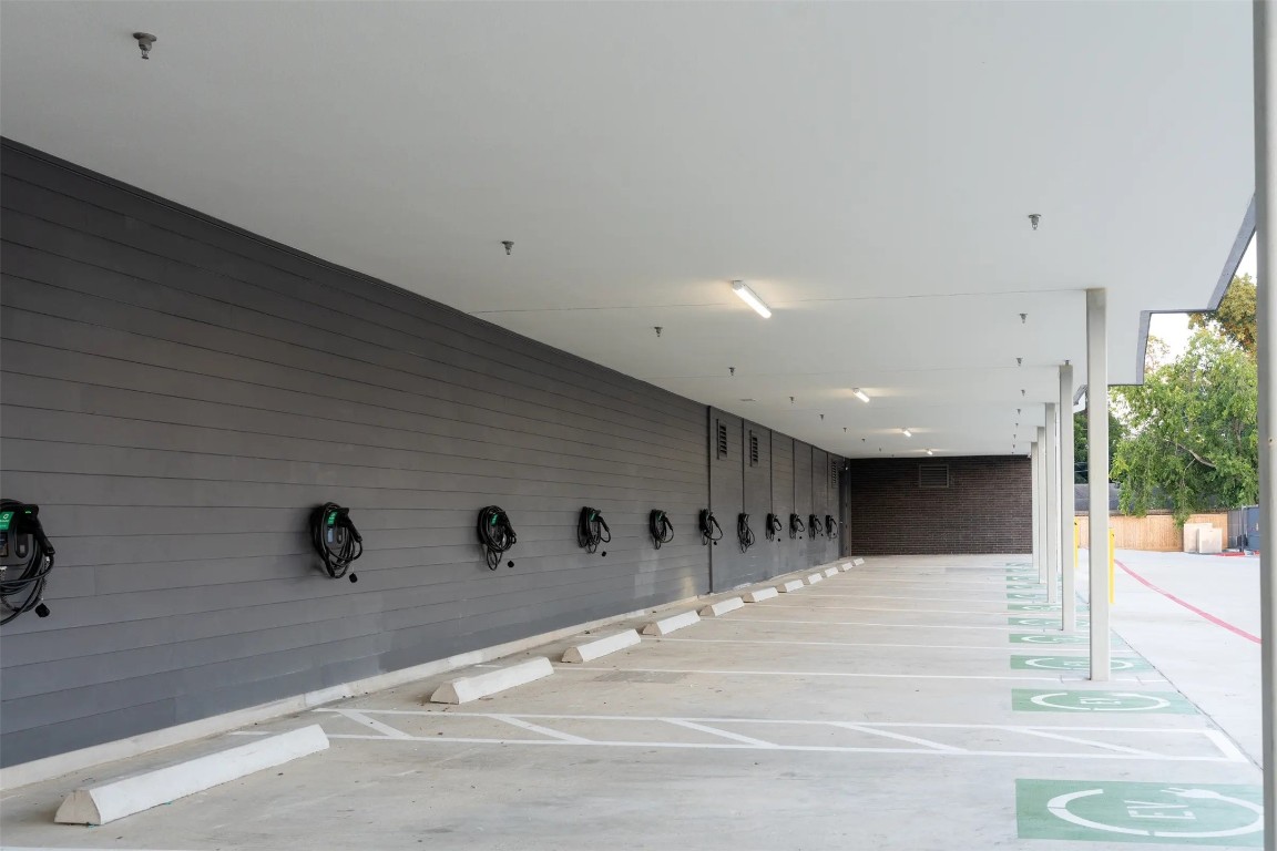 1690 North Loop, Unit 483 Houston, TX 77009 - Photo 26 of 28 a view of a entryway of a building