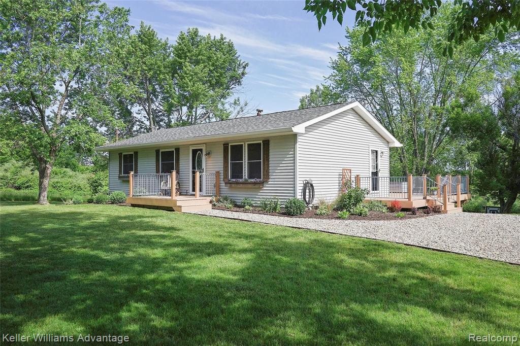 944 Chase Lake Road Howell, MI 48855 - Photo 8 of 36