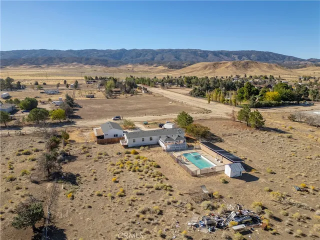 a view of a yard with a house