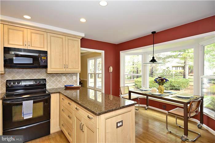 35 Treworthy Road North Potomac, MD 20878 - Photo 9 of 23 Table Space Kitchen w/Bay Window