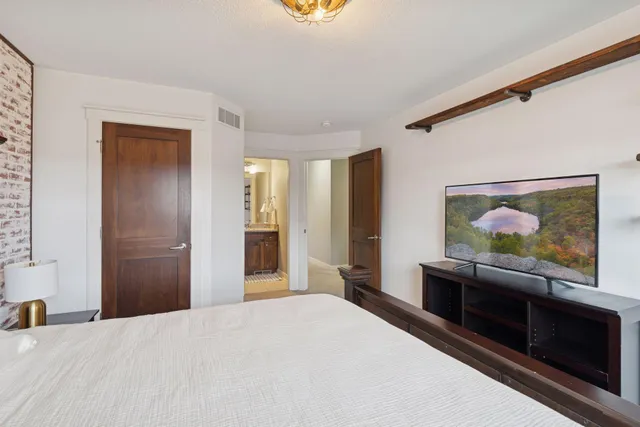 $844,900 | 2559 Woods Drive, Victoria, MN 55386