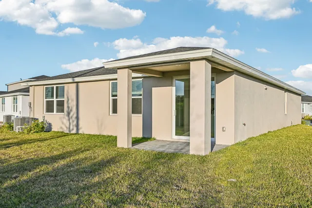 a view of a house with backyard
