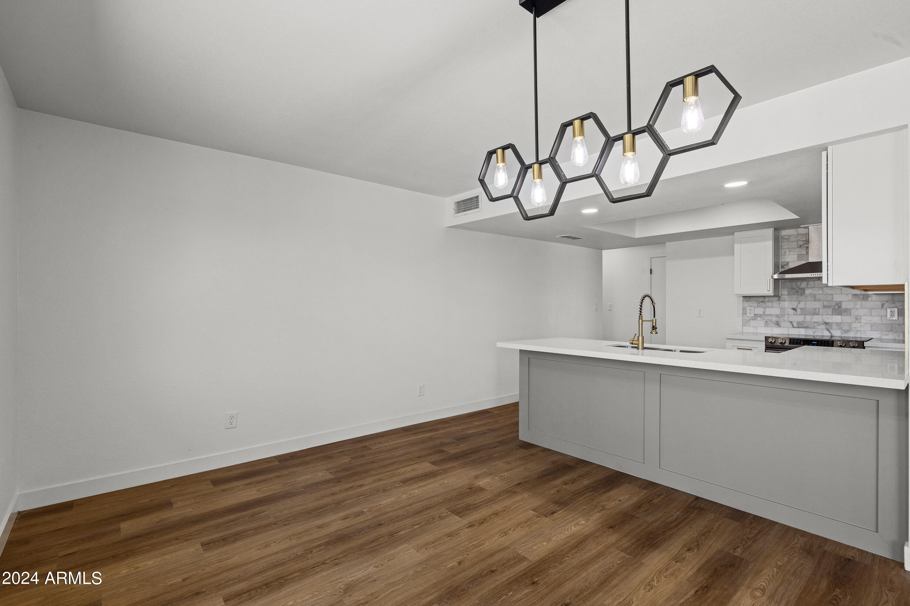 4130 East Apollo Road Phoenix, AZ 85042 - Photo 8 of 28 MO7A5898