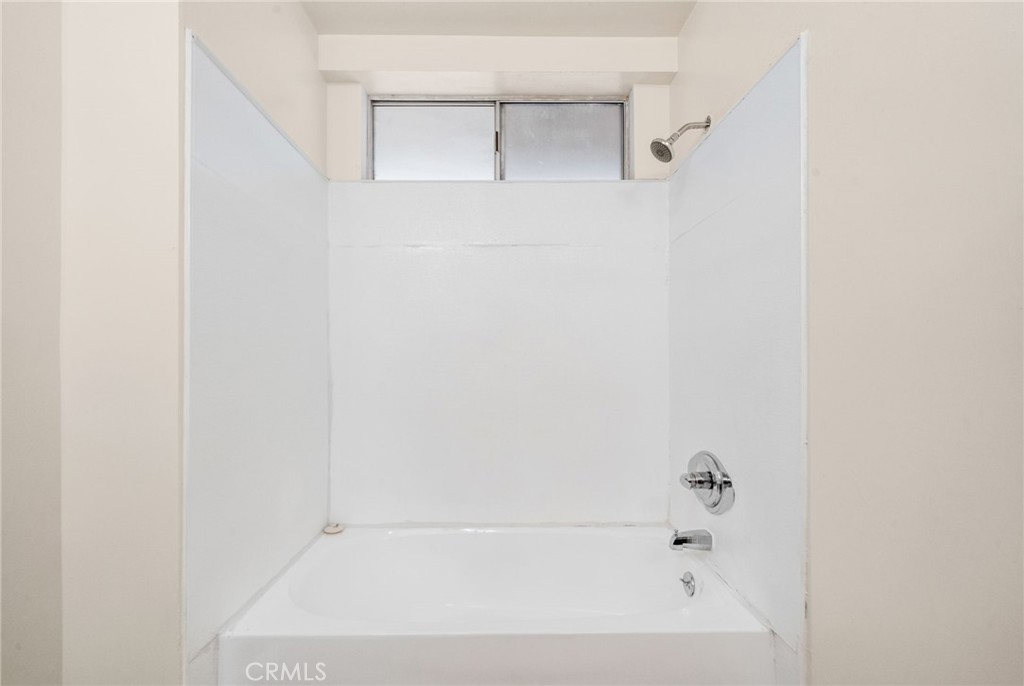 37310 Populus Avenue Palmdale, CA 93552 - Photo 20 of 28 a bathroom with a bathtub