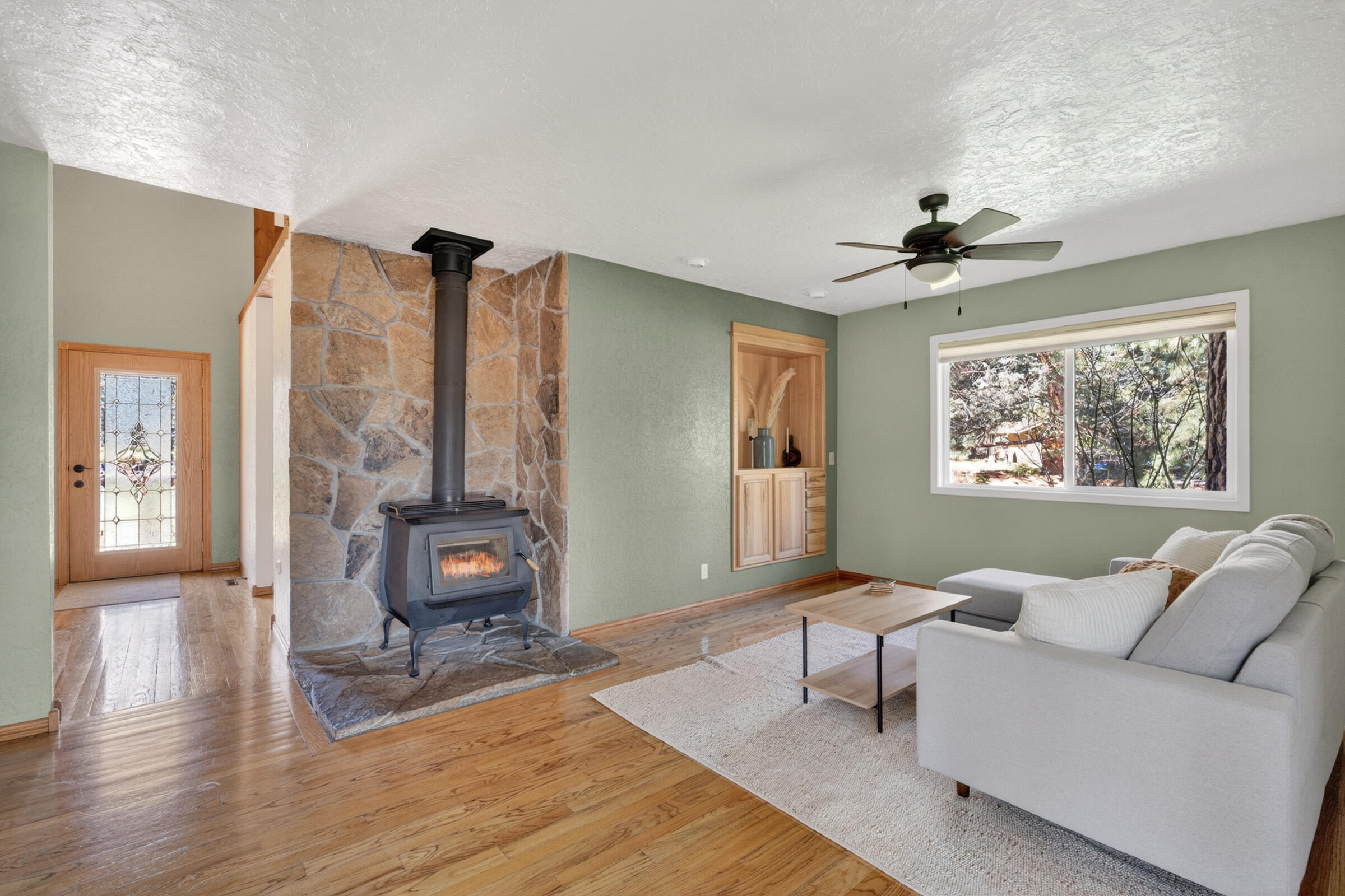 60596 Springtree Court Bend, OR 97702 - Photo 5 of 41 142_Springtree_Pro Property Photos_Bend