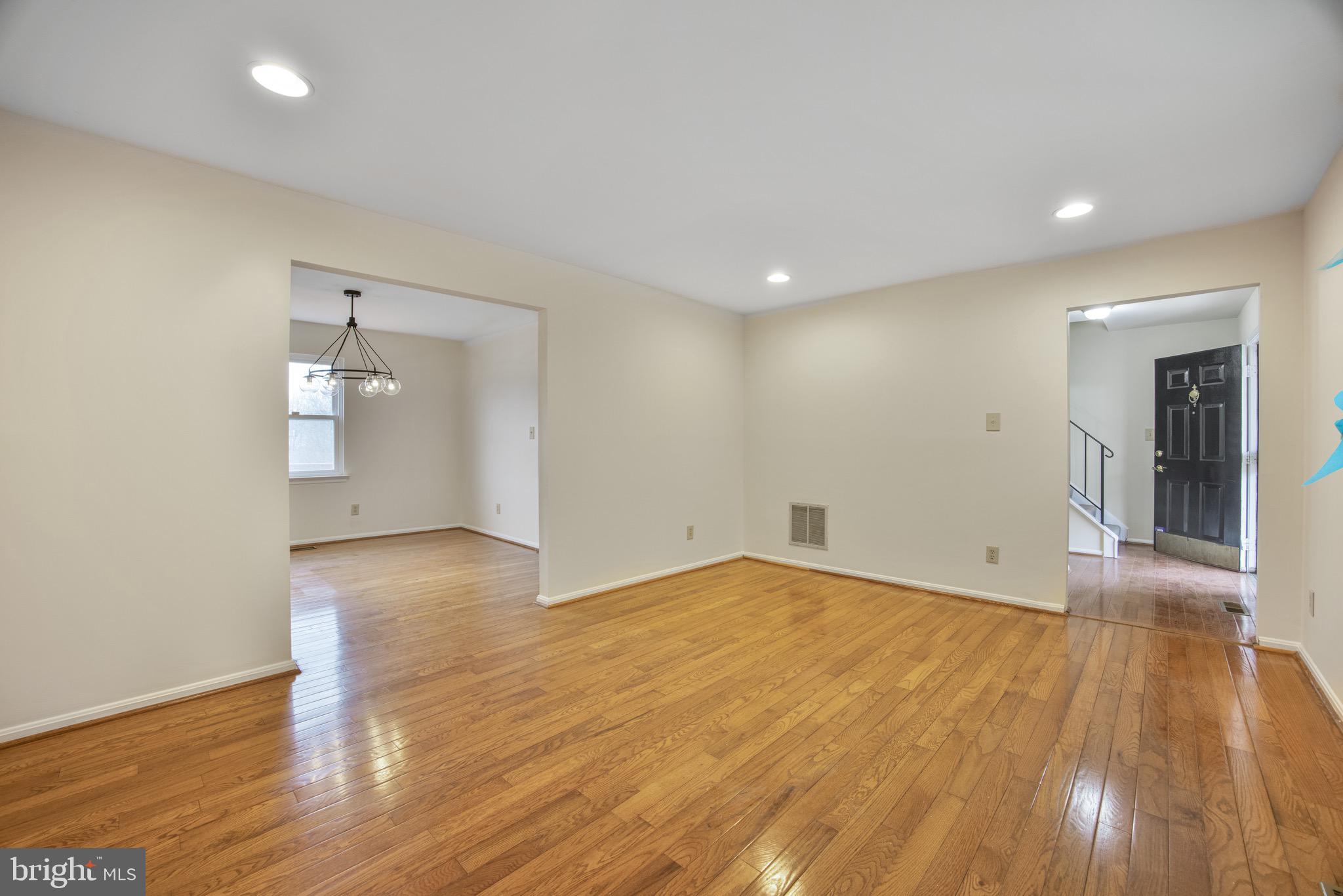 910 Falcon Drive Upper Marlboro, MD 20774 - Photo 6 of 125 Living room