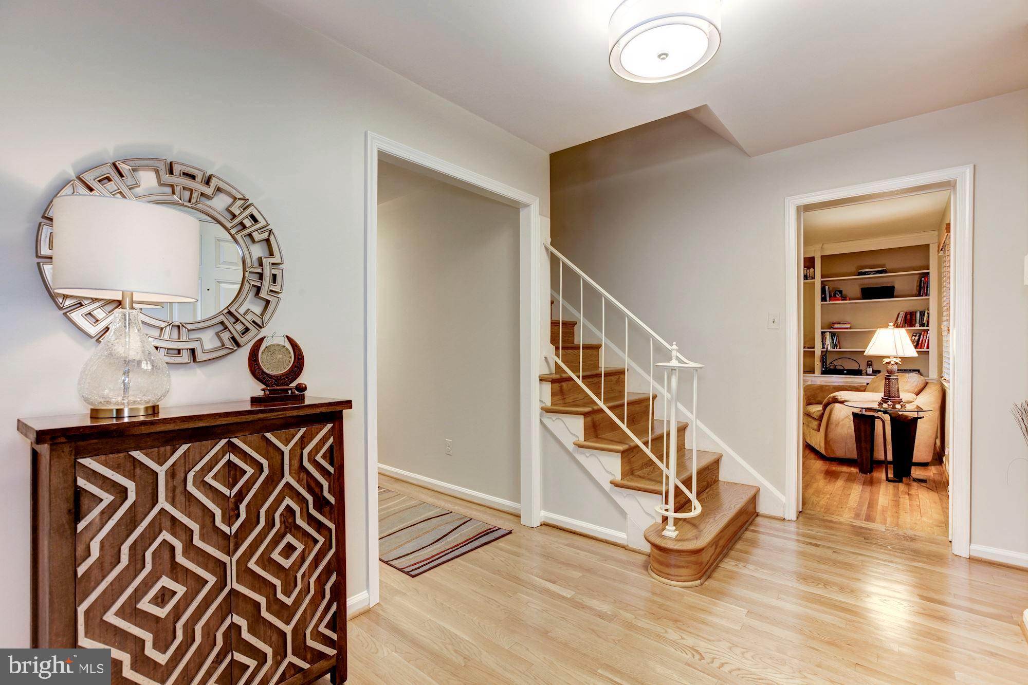 11817 Hunting Ridge Court Potomac, MD 20854 - Photo 2 of 31 Main Level - Foyer