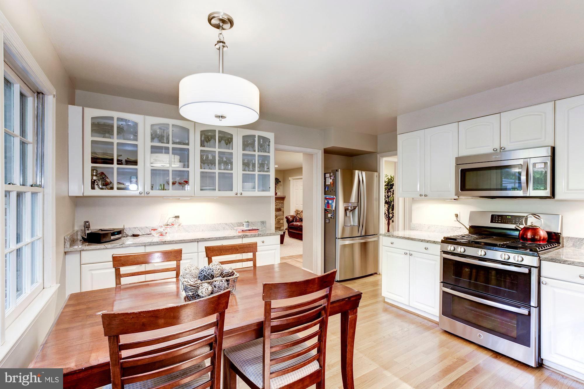 11817 Hunting Ridge Court Potomac, MD 20854 - Photo 11 of 31 Main Level - Eat-in Kitchen